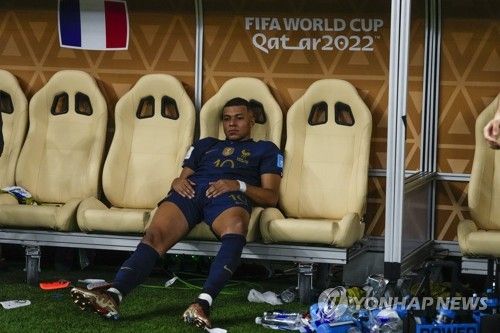 영국 BBC는 17일 '첼시가 엔소 페르난데스의 인종차별적 구호 영상을 조사하기 시작했다. 엔소가 SNS에 게시한 영상에 대해 프랑스축구협회가 인종차별적인 구호가 포함돼 있다고 규탄했다'고 보도했다. 엔소는 최근 미국에서 끝난 2024 코파아메리카에서 아르헨티나 대표팀 선수로 참가해 우승컵을 거머쥔 후 킬리안 음바페 등 프랑스 선수들에 대한 인종차별 영상을 올려 물의를 일으켰다. 빠르게 사과했으나 그를 보는 축구팬 시선이 싸늘하다. 연합뉴스