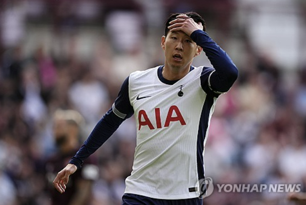 잉글리시 프리미어리그 토트넘 홋스퍼 공격수 손흥민이 18일 영국 에든버러 타인캐슬 경기장에서 열린 스코틀랜드 중상위권 구단 하트 오브 미들로디언과의 프리시즌 두 번째 연습경기 및 첫 공개 경기에서 전반 원톱으로 출격, 45분을 소화하고 벤치로 들어갔다. 손흥민은 공격포인트를 기록하지 못한 가운데 토트넘은 5-1로 대승을 거뒀다. 연합뉴스 