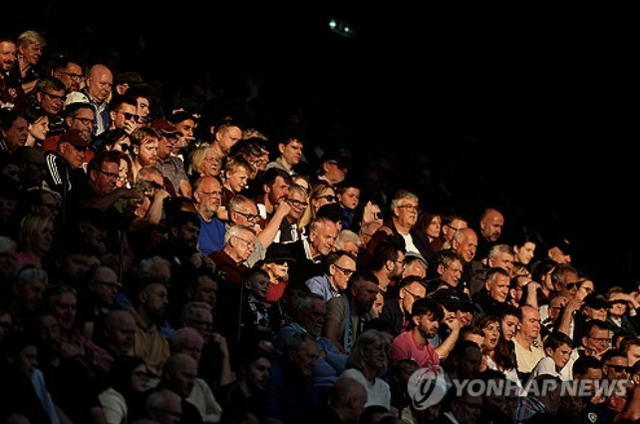 잉글리시 프리미어리그 토트넘 홋스퍼 공격수 손흥민이 18일 영국 에든버러 타인캐슬 경기장에서 열린 스코틀랜드 중상위권 구단 하트 오브 미들로디언과의 프리시즌 두 번째 연습경기 및 첫 공개 경기에서 전반 원톱으로 출격, 45분을 소화하고 벤치로 들어갔다. 손흥민은 공격포인트를 기록하지 못한 가운데 토트넘은 5-1로 대승을 거뒀다. 연합뉴스 