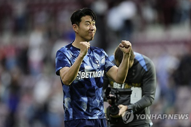 잉글리시 프리미어리그 토트넘 홋스퍼 공격수 손흥민이 18일 영국 에든버러 타인캐슬 경기장에서 열린 스코틀랜드 중상위권 구단 하트 오브 미들로디언과의 프리시즌 두 번째 연습경기 및 첫 공개 경기에서 전반 원톱으로 출격, 45분을 소화하고 벤치로 들어갔다. 손흥민은 공격포인트를 기록하지 못한 가운데 토트넘은 5-1로 대승을 거뒀다. 연합뉴스 