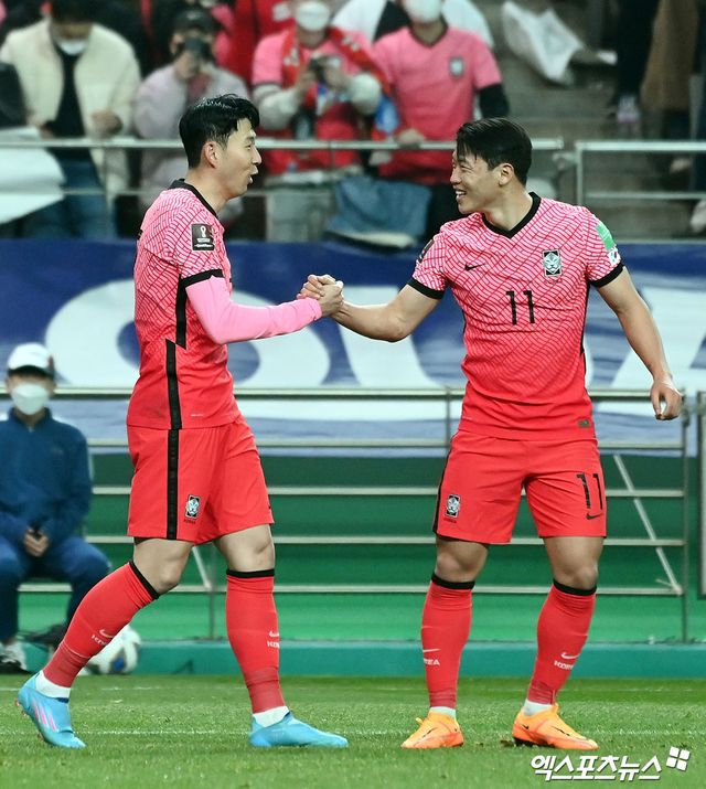 손흥민은 17일(한국시간) 황희찬의 SNS 게시글에 답글로 '너의 곁에 있다'는 말을 남겼고, '좋아요'도 눌렀다. 황희찬은 희찬은 지난 16일 스페인 마르베야에서 열린 코모1907(이탈리아)과의 비공개 친선전서 인종차별 피해를 입었던 것으로 알려졌다. 엑스포츠뉴스DB