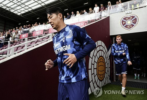 잉글리시 프리미어리그 토트넘 홋스퍼 공격수 손흥민이 18일 영국 에든버러 타인캐슬 경기장에서 열린 스코틀랜드 중상위권 구단 하트 오브 미들로디언과의 프리시즌 두 번째 연습경기 및 첫 공개 경기에서 전반 원톱으로 출격, 45분을 소화하고 벤치로 들어갔다. 손흥민은 공격포인트를 기록하지 못한 가운데 토트넘은 5-1로 대승을 거뒀다. 연합뉴스 