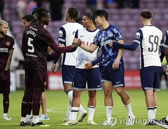 잉글리시 프리미어리그 토트넘 홋스퍼 공격수 손흥민이 18일 영국 에든버러 타인캐슬 경기장에서 열린 스코틀랜드 중상위권 구단 하트 오브 미들로디언과의 프리시즌 두 번째 연습경기 및 첫 공개 경기에서 전반 원톱으로 출격, 45분을 소화하고 벤치로 들어갔다. 손흥민은 공격포인트를 기록하지 못한 가운데 토트넘은 5-1로 대승을 거뒀다. 연합뉴스 