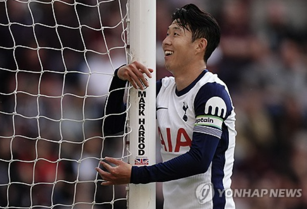 잉글리시 프리미어리그 토트넘 홋스퍼 공격수 손흥민이 18일 영국 에든버러 타인캐슬 경기장에서 열린 스코틀랜드 중상위권 구단 하트 오브 미들로디언과의 프리시즌 두 번째 연습경기 및 첫 공개 경기에서 전반 원톱으로 출격, 45분을 소화하고 벤치로 들어갔다. 손흥민은 공격포인트를 기록하지 못한 가운데 토트넘은 5-1로 대승을 거뒀다. 연합뉴스 