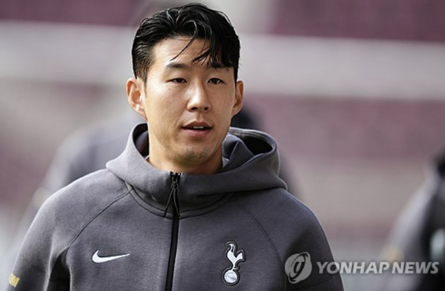 잉글리시 프리미어리그 토트넘 홋스퍼 공격수 손흥민이 18일 영국 에든버러 타인캐슬 경기장에서 열린 스코틀랜드 중상위권 구단 하트 오브 미들로디언과의 프리시즌 두 번째 연습경기 및 첫 공개 경기에서 전반 원톱으로 출격, 45분을 소화하고 벤치로 들어갔다. 손흥민은 공격포인트를 기록하지 못한 가운데 토트넘은 5-1로 대승을 거뒀다. 연합뉴스 