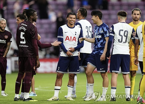 잉글리시 프리미어리그 토트넘 홋스퍼 공격수 손흥민이 18일 영국 에든버러 타인캐슬 경기장에서 열린 스코틀랜드 중상위권 구단 하트 오브 미들로디언과의 프리시즌 두 번째 연습경기 및 첫 공개 경기에서 전반 원톱으로 출격, 45분을 소화하고 벤치로 들어갔다. 손흥민은 공격포인트를 기록하지 못한 가운데 토트넘은 5-1로 대승을 거뒀다. 연합뉴스 