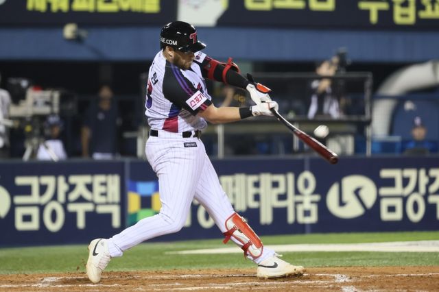 19일 서울 잠실구장에서 열린 2024 신한 SOL Bank KBO리그 두산 베어스와 LG 트윈스의 경기, LG가 두산을 16-7로 대파하고 4연승을 질주했다. 오스틴은 멀티 홈런 포함 4안타 5타점 맹타를 휘두르고 팀 승리를 이끌었다. LG 트윈스