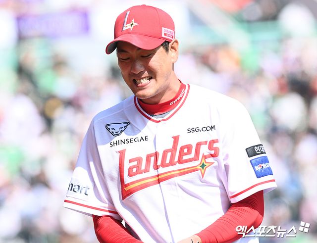 23일 오후 인천SSG랜더스필드에서 열린 '2024 신한 SOL 뱅크 KBO리그' 롯데 자이언츠와 SSG 랜더스의 개막 경기, 3회초 SSG 선발 김광현이 이닝을 마친 뒤 아쉬운 표정으로 마운드를 내려오고 있다. 엑스포츠뉴스 DB