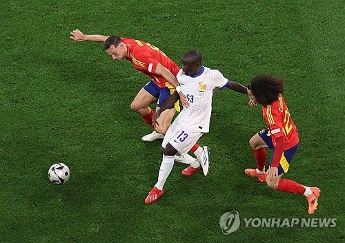 은골로 캉테는 유럽 무대 복귀를 원하고 있지만, 이적 요청에 돌아온 것은 싸늘한 거절이었다. 사우디아라비아 열풍이 불었던 지난해 여름 첼시를 떠나 사우디아라비아로 향했던 캉테는 이제 유럽으로 돌아오고 싶어도 돌아오지 못하는 상황에 놓였다. 이른바 사우디아라비아 지옥에 빠진 셈이다. 웨스트햄 유나이티드가 캉테를 영입하기 위해 캉테의 소속팀 알이티하드에 문의했으나 알이티하드는 캉테를 매각할 생각이 없다는 소식이다. 사진 연합뉴스