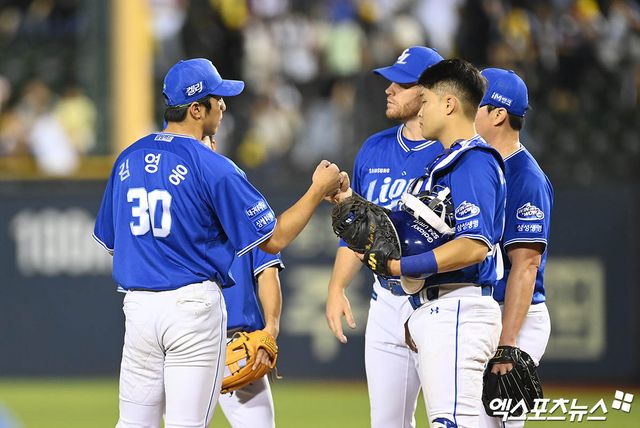 27일 오후 서울 송파구 잠실야구장에서 열린 '2024 신한 SOL Bank KBO리그' 삼성 라이온즈와 LG 트윈스의 경기, 삼성이 2:1의 스코어로 승리했다. 경기 종료 후 삼성 선수들이 승리의 기쁨을 나누고 있다. 엑스포츠뉴스 DB