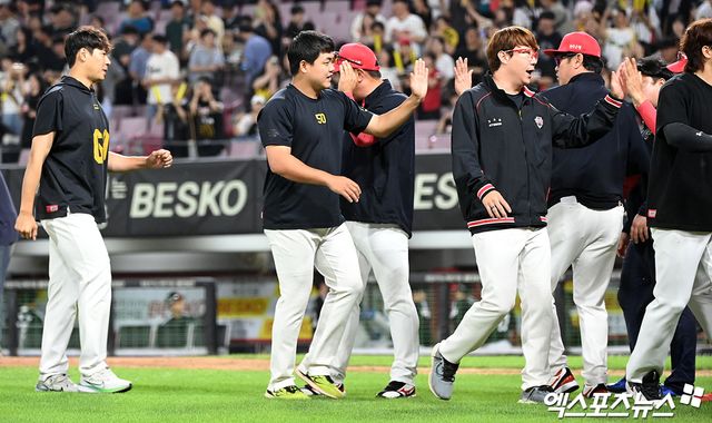 20일 오후 광주기아챔피언스필드에서 열린 '2024 신한 SOL Bank KBO리그' LG 트윈스와 KIA 타이거즈의 경기, KIA가 김도영의 만루 홈런과 최형우 나성범의 백투백 홈런에 힘입어 LG에 6:5로 승리하며 위닝시리즈를 기록했다. 이날 경기에서 승리한 KIA 선수들이 기뻐하고 있다. 엑스포츠뉴스 DB