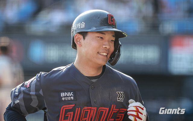 롯데 내야수 강성우. 그는 청주고를 졸업하고 롯데에 입단해 올해 프로 첫 시즌을 보내고 있다. 롯데 자이언츠