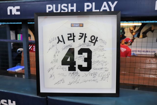 2일 창원NC파크에서 열릴 예정이었던 2024 신한 SOL Bank KBO리그 SSG 랜더스와 NC 다이노스의 경기가 우천으로 취소됐다. 우천취소 이후 그라운드에 나온 SSG 선수들은 구단과 계약을 종료한 대체 외국인 투수 시라카와 케이쇼와 작별의 시간을 가졌다. 선수들은 시라카와의 첫 승 라인업 카드에 작성한 롤링 페이퍼와 함께 사인 유니폼 액자를 시라카와에게 전달했다. SSG 랜더스 제공