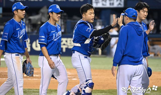 1일 오후 서울 송파구 잠실야구장에서 열린 '2024 신한 SOL Bank KBO리그' 삼성 라이온즈와 두산 베어스의 경기, 삼성이 선발 이호성의 호투와 맥키넌 이성규의 활약에 힘입어 두산에 9:2 승리를 거뒀다. 이날 경기에서 승리한 삼성 박진만 감독이 선수들과 하이파이브를 하고 있다. 엑스포츠뉴스 DB