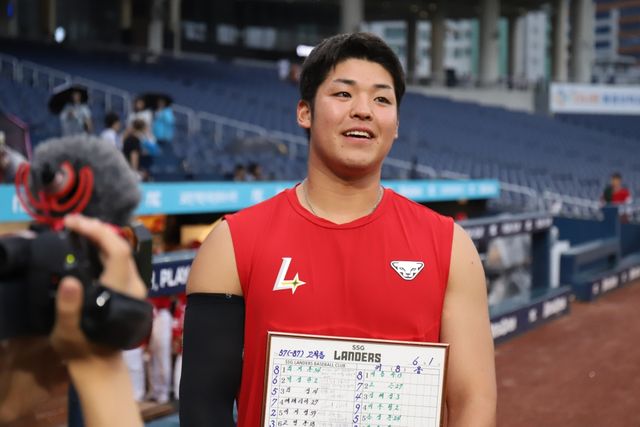 2일 창원NC파크에서 열릴 예정이었던 2024 신한 SOL Bank KBO리그 SSG 랜더스와 NC 다이노스의 경기가 우천으로 취소됐다. 우천취소 이후 그라운드에 나온 SSG 선수들은 구단과 계약을 종료한 대체 외국인 투수 시라카와 케이쇼와 작별의 시간을 가졌다. SSG 랜더스 제공