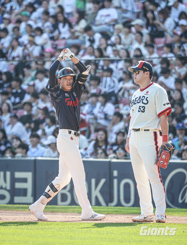 롯데 내야수 강성우(왼쪽). 그는 청주고를 졸업하고 롯데에 입단해 올해 프로 첫 시즌을 보내고 있다. 롯데 자이언츠