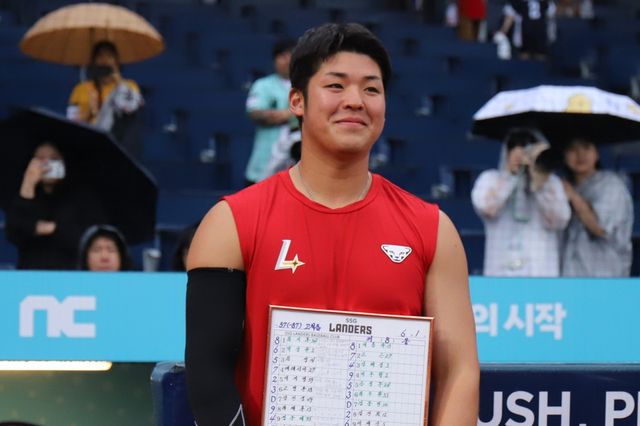 2일 창원NC파크에서 열릴 예정이었던 2024 신한 SOL Bank KBO리그 SSG 랜더스와 NC 다이노스의 경기가 우천으로 취소됐다. 우천취소 이후 그라운드에 나온 SSG 선수들은 구단과 계약을 종료한 대체 외국인 투수 시라카와 케이쇼와 작별의 시간을 가졌다. SSG 랜더스 제공