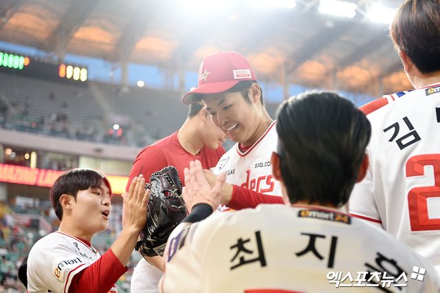 27일 오후 인천SSG랜더스필드에서 열린 '2024 신한 SOL Bank KBO리그' KT 위즈와 SSG 랜더스의 경기, 6회초 1사 1,2루 SSG 선발투수 시라카와가 더그아웃에서 하이파이브를 하고 있다. 엑스포츠뉴스 DB