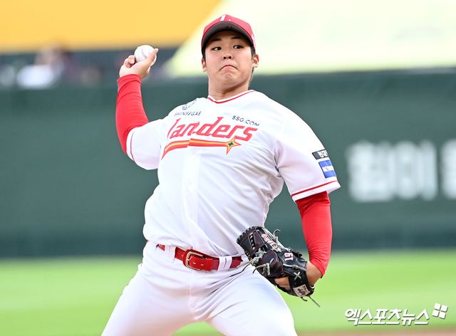 27일 오후 인천SSG랜더스필드에서 열린 '2024 신한 SOL Bank KBO리그' KT 위즈와 SSG 랜더스의 경기, 1회초 SSG 선발투수 시라카와가 공을 힘차게 던지고 있다. 엑스포츠뉴스 DB