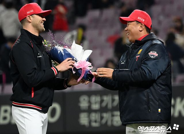 27일 오후 광주기아챔피언스필드에서 열린 '2024 신한 SOL Bank KBO리그' 롯데 자이언츠와 KIA 타이거즈의 경기, KIA가 롯데에 8:2로 승리하며 3연승을 기록했다. 이날 경기에서 승리한 KIA 이범호 감독이 네일에게 꽃다발을 건네고 있다. 엑스포츠뉴스 DB