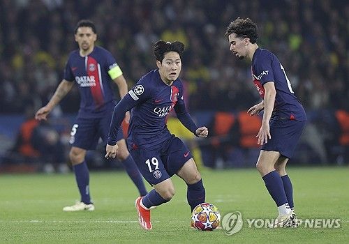 뉴캐슬 유나이티드, 나폴리 이적설이 불거진 이강인이 휴식기 동안 몸 만들기에 매진했던 것으로 보인다. 군살 없는 탄탄한 복근을 과시하며 소속팀 파리 생제르맹(PSG) 프리시즌 합류 준비를 마쳤다. 이적을 위해 훈련을 불참했던 것으로 알려졌으나 프랑스 레퀴프는 국제경기에 따른 휴식 차원이었다며 이강인이 22일 팀에 합류할 거라고 전했다. 연합뉴스