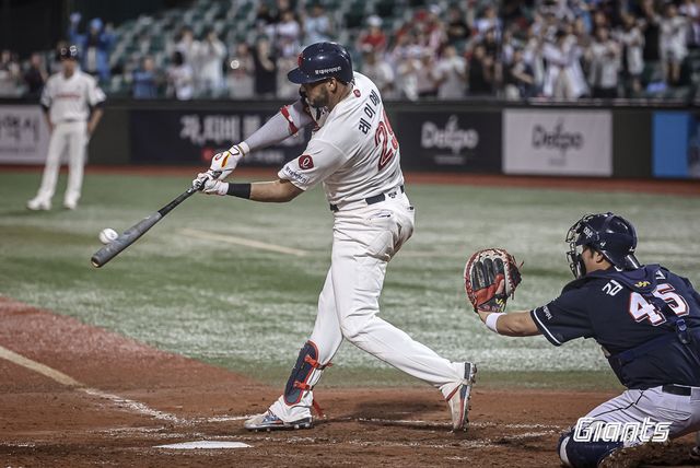 롯데 외야수 레이예스는 지난주(16~21일) 6경기에서 홈런 3개를 때려냈다. 정교한 컨택이 장점이었던 레이예스는 장타 생산에도 시동을 걸기 시작했다. 롯데 자이언츠