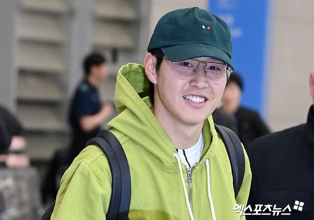 프랑스 매체 풋 메르카토는 22일(한국시간) SSC나폴리가 PSG 미드필더 이강인에게 관심을 갖고 있다고 보도했다. 매체에 의하면 새 시즌을 앞두고 안토니오 콘테 감독을 선임한 나폴리는 현재 PSG와 나이지리아 공격수 빅터 오시멘을 두고 협상 중이다. 이때 나폴리는 오시멘을 원하는 PSG에 이강인과 9000만 유로(약 1360억원)를 주면 오시멘을 내주겠다고 제안한 것으로 알려졌다. 이강인은 현재 이탈리아 출신 명장 콘테 감독의 관심을 받고 있는데 PSG는 나폴리의 제안을 단칼에 거절했다. 엑스포츠뉴스DB