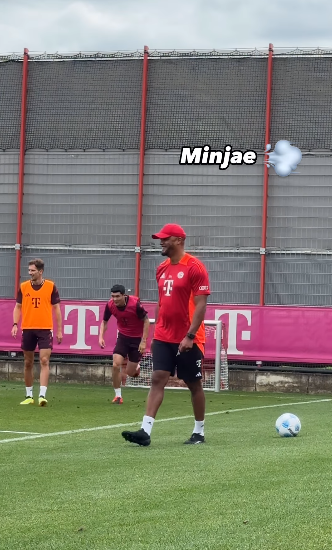 2024-25시즌 바이에른 뮌헨의 주전 센터백은 김민재의 차지가 될 거란 전망이다. 독일 TZ는 21일 김민재가 괴물의 모습을 되찾았다면서 뱅상 콤파니 감독의 큰 관심을 받고 있다고 극찬했다. RAN은 19일&nbsp;김민재를 오른쪽 센터백에 둔 뒤 '에릭 다이어와 비교하면 더 강한 수비수다'고 분석하는 등 김민재가 조금 더 우위에 있다고 평가했다. 뮌헨 SNS