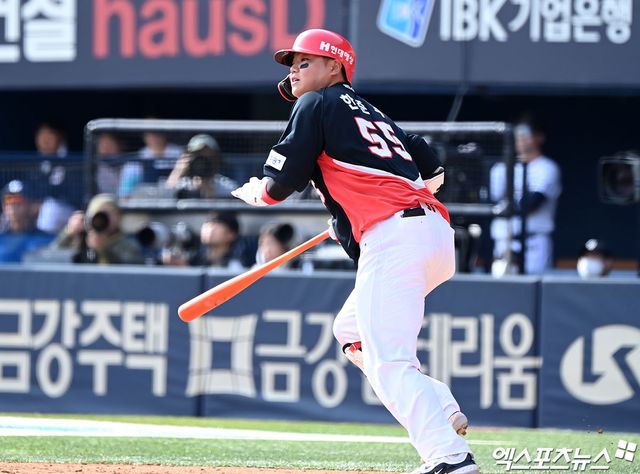 31일 오후 서울 송파구 잠실야구장에서 열린 '2024 신한 SOL Bank KBO리그' KIA 타이거즈와 두산 베어스의 경기, 7회초 무사 1루 KIA 한준수가 좌월 2루타를 날리고 있다. 엑스포츠뉴스 DB