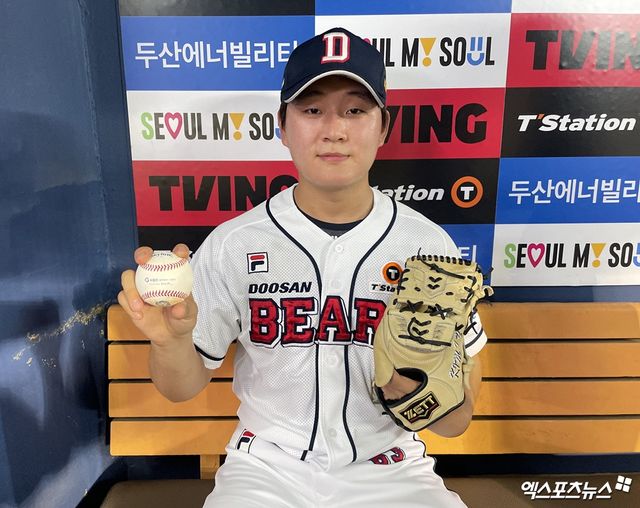 두산 베어스 신인 마무리투수 김택연이 23일 서울 잠실야구장에서 열린 키움 히어로즈와의 홈경기에서 역대 최연소 10세이브 기록을 세운 뒤 기념촬영하고 있다. 잠실, 최원영 기자