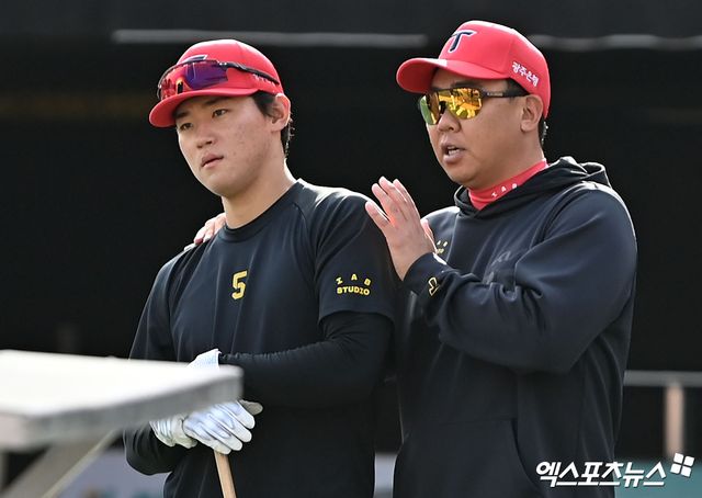 2일 오후 수원KT위즈파크에서 열리는 '2024 신한 SOL Bank KBO리그' KIA 타이거즈와 KT 위즈의 경기, 경기 전 KIA 이범호 감독이 김도영과 대화를 나누고 있다. 엑스포츠뉴스 DB