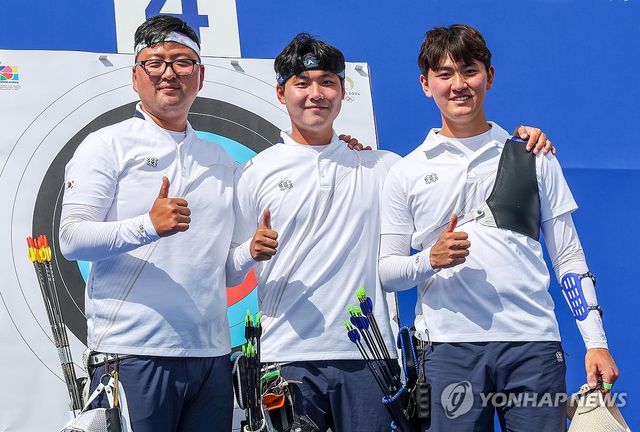 한국 양궁이 25일 열린 2024 파리 하계올림픽 양궁 랭킹라운드에서 5개 전종목 1위를 차지했다. 임시현은 여자 개인전 세계신기록을 세웠고, 여자 단체전과 혼성 단체전에선 올림픽신기록을 수립했다. 김우진은 2016 리우 올림픽에 이어 8년 만에 랭킹라운드 1위를 차지했다. 세계양궁연맹은 한국 양궁의 올해 부진을 떠올리며 "한국 선수들이 의심을 지우고 전종목을 싹쓸이했다"는 말로 극찬을 아끼지 않았다. 연합뉴스