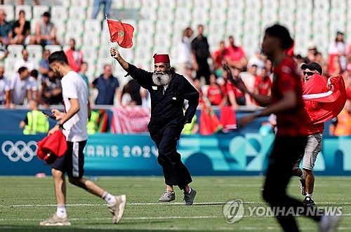 프랑스 언론 르퀴프가 26일(한국시간) 아르헨티나 남자 올림픽 축구 대표팀이 화요일(24일) 훈련 중 라커룸에서 귀금속을 도난당하는 사건이 발생했다고 전했다.&nbsp; 마스체나로 감독은 이날 기자회견에서 모로코전 하루 전인 화요일 훈련 중 티아고 알마다가 귀금속을 도난당했다고 밝혔다.&nbsp;연합뉴스