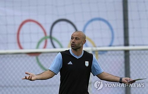 프랑스 언론 르퀴프가 26일(한국시간) 아르헨티나 남자 올림픽 축구 대표팀이 화요일(24일) 훈련 중 라커룸에서 귀금속을 도난당하는 사건이 발생했다고 전했다.&nbsp; 마스체나로 감독은 이날 기자회견에서 모로코전 하루 전인 화요일 훈련 중 티아고 알마다가 귀금속을 도난당했다고 밝혔다.&nbsp;연합뉴스