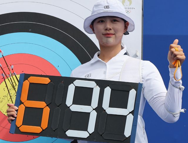 한국 양궁이 25일 열린 2024 파리 하계올림픽 양궁 랭킹라운드에서 5개 전종목 1위를 차지했다. 임시현은 여자 개인전 세계신기록을 세웠고, 여자 단체전과 혼성 단체전에선 올림픽신기록을 수립했다. 김우진은 2016 리우 올림픽에 이어 8년 만에 랭킹라운드 1위를 차지했다. 세계양궁연맹은 한국 양궁의 올해 부진을 떠올리며 "한국 선수들이 의심을 지우고 전종목을 싹쓸이했다"는 말로 극찬을 아끼지 않았다. 연합뉴스 