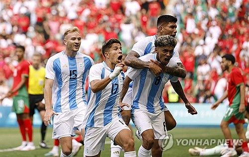 프랑스 언론 르퀴프가 26일(한국시간) 아르헨티나 남자 올림픽 축구 대표팀이 화요일(24일) 훈련 중 라커룸에서 귀금속을 도난당하는 사건이 발생했다고 전했다.&nbsp; 마스체나로 감독은 이날 기자회견에서 모로코전 하루 전인 화요일 훈련 중 티아고 알마다가 귀금속을 도난당했다고 밝혔다.&nbsp;연합뉴스