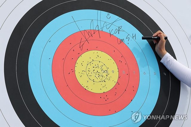 한국 양궁이 25일 열린 2024 파리 하계올림픽 양궁 랭킹라운드에서 5개 전종목 1위를 차지했다. 임시현은 여자 개인전 세계신기록을 세웠고, 여자 단체전과 혼성 단체전에선 올림픽신기록을 수립했다. 김우진은 2016 리우 올림픽에 이어 8년 만에 랭킹라운드 1위를 차지했다. 세계양궁연맹은 한국 양궁의 올해 부진을 떠올리며 "한국 선수들이 의심을 지우고 전종목을 싹쓸이했다"는 말로 극찬을 아끼지 않았다. 임시현이 세계신을 세운 자신의 과녁에 사인하고 있다. 연합뉴스