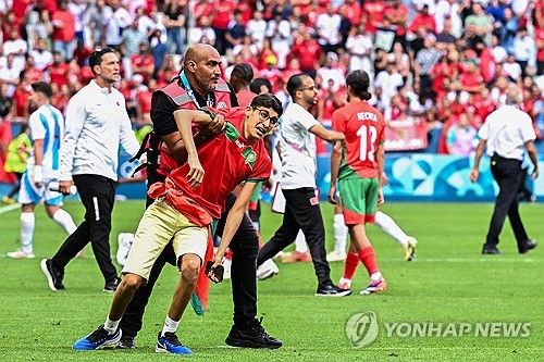 프랑스 언론 르퀴프가 26일(한국시간) 아르헨티나 남자 올림픽 축구 대표팀이 화요일(24일) 훈련 중 라커룸에서 귀금속을 도난당하는 사건이 발생했다고 전했다.&nbsp; 마스체나로 감독은 이날 기자회견에서 모로코전 하루 전인 화요일 훈련 중 티아고 알마다가 귀금속을 도난당했다고 밝혔다.&nbsp;연합뉴스