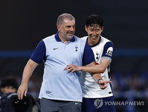 토트넘 홋스퍼를 이끄는 안지 포스테코글루 감독은 27일 일본 도쿄 국립경기장에서 열린 비셀 고베와의 여름 프리시즌 친선전이 끝난 후 클럽 주장 손흥민에 대해 칭찬을 아끼지 않았다. 앞서 토트넘은 비셀 고베와의 친선전에서 3-2 승리를 거뒀다. 이날 토트넘 주장 손흥민은 선발로 나와 60분을 소화하는 동안 스코어 2-1을 만드는 역전골을 터트리며 팀 승리에 일조했다. 경기가 끝나고 포스테코글루 감독은 손흥민에 대해 아시아 축구의 대표라며 칭찬을 아끼지 않았다. 연합뉴스