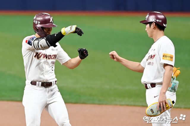 26일 오후 서울 구로구 고척스카이돔에서 열린 '2024 신한 SOL Bank KBO리그' KIA 타이거즈와 키움 히어로즈의 경기, 키움 송성문이 1타점 적시타를 날리고 있다. 고척, 김한준 기자