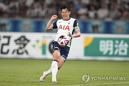 토트넘 홋스퍼는 27일(한국시간) 일본 도쿄 국립경기장에서 열린 J리그 클럽 비셀 고베와의 여름 프리시즌 친선전에서 페드로 포로와 손흥민 그리고 마이키 무어의 득점에 힘입어 3-2로 승리했다. 이날 선발로 나와 약 60분을 소화한 토트넘 주장 손흥민은 후반전에 역전골을 터트리며 팀 승리에 일조했다. 이날 경기장엔 무려 5만 명이 넘는 팬들이 모였는데 이들은 손흥민의 트레이드 마크인 찰칵 세리머니를 따라하고 손흥민이 교체될 때 기립 박수를 보내면서 눈길을 끌었다. 연합뉴스