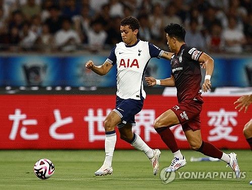 토트넘 홋스퍼의 주장 손흥민이 비셀 고베와의 프리시즌 친선경기에서 득점포를 가동했다. 득점 후 손흥민을 일본에서 본인의 시그니처 세리머니인 '찰칵 세리머니'까지 펼쳤다. 일본 일정을 마친 손흥민은 토트넘과 함께 한국으로 이동, 프리시즌 아시아 투어를 이어나갈 예정이다. 토트넘이 한국을 방문하는 건 지난 2022년 이후 2년 만이다. 토트넘은 31일 서울월드컵경기장에서 팀K리그와, 내달 3일 같은 곳에서 김민재의 소속팀 바이에른 뮌헨과 친선경기를 치른다. 사진 연합뉴스