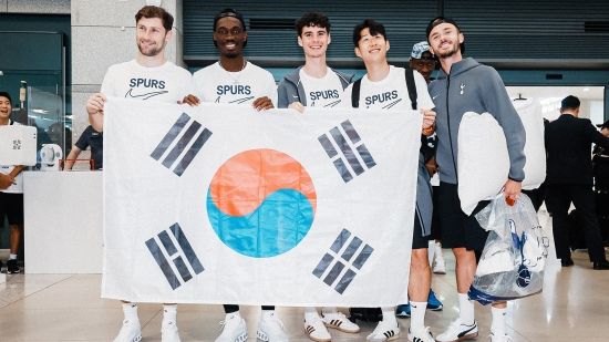 손흥민과 소속팀 토트넘 선수단이 28일 오후 2시 30분경 인천국제공항 제1여객터미널을 통해 입국했다. 지난 2022년 처음으로 한국 투어를 진행한 지 2년 만에 다시 한국을 찾았다. 토트넘에 이어 김민재의 소속팀인 독일의 명문 바이에른 뮌헨도 이번 시리즈에 참가해 3일 서울월드컵경기장에서 토트넘과 경기를 펼친다. 토트넘