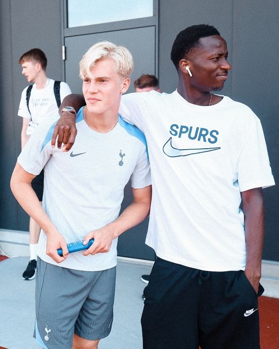 영국 언론 풋볼런던이 28일(한국시간) 토트넘 홋스퍼의 프리시즌 투어에 동행하면서 올 시즌을 앞두고 토트넘 선수단에 합류한 베리발과의 인터뷰를 전했다.&nbsp;베리발은 매체와의 인터뷰에서 주장 손흥민이 토트넘 적응에 도움을 줬다고 밝혔다. 손흥민은 지난 1월 베리발이 영입됐을 당시에도 그에게 메시지를 전해 환영하기도 했다.&nbsp;토트넘