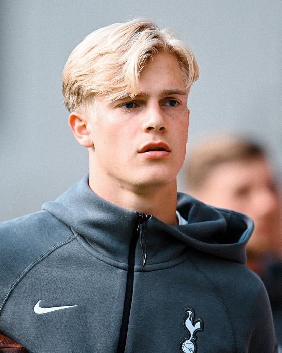 영국 언론 풋볼런던이 28일(한국시간) 토트넘 홋스퍼의 프리시즌 투어에 동행하면서 올 시즌을 앞두고 토트넘 선수단에 합류한 베리발과의 인터뷰를 전했다.&nbsp;베리발은 매체와의 인터뷰에서 주장 손흥민이 토트넘 적응에 도움을 줬다고 밝혔다. 손흥민은 지난 1월 베리발이 영입됐을 당시에도 그에게 메시지를 전해 환영하기도 했다.&nbsp;토트넘