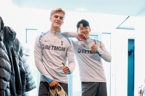 영국 언론 풋볼런던이 28일(한국시간) 토트넘 홋스퍼의 프리시즌 투어에 동행하면서 올 시즌을 앞두고 토트넘 선수단에 합류한 베리발과의 인터뷰를 전했다.&nbsp;베리발은 매체와의 인터뷰에서 주장 손흥민이 토트넘 적응에 도움을 줬다고 밝혔다. 손흥민은 지난 1월 베리발이 영입됐을 당시에도 그에게 메시지를 전해 환영하기도 했다.&nbsp;토트넘