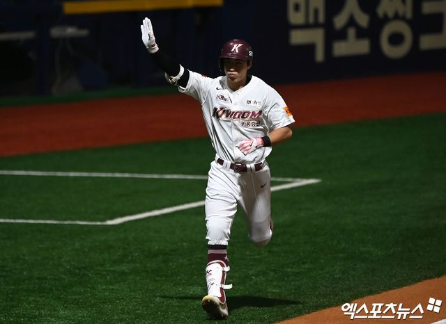 27일 오후 서울 구로구 고척스카이돔에서 열린 '2024 신한 SOL Bank KBO리그' KIA 타이거즈와 키움 히어로즈의 경기, 1회말 키움 이주형이 솔로 홈런을 날린 후 그라운드를 돌고 있다. 엑스포츠뉴스DB