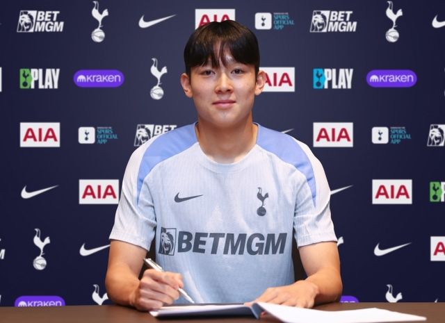 한국 축구 역대 최고의 선수와 향후 한국 축구의 미래를 짊어질 선수가 토트넘 홋스퍼에서 만났다. 두 선수의 만남이 성사될 수 있었던 데에는 양민혁을 향한 토트넘의 관심도 있었지만, 손흥민의 존재 덕도 무시할 수 없었다. 양민혁은 자신이 토트넘을 선택한 이유가 손흥민의 존재 때문이었다고 고백했다. 사진 토트넘 홋스퍼