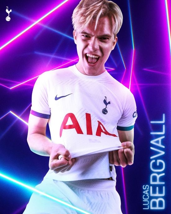 영국 언론 풋볼런던이 28일(한국시간) 토트넘 홋스퍼의 프리시즌 투어에 동행하면서 올 시즌을 앞두고 토트넘 선수단에 합류한 베리발과의 인터뷰를 전했다.&nbsp;베리발은 매체와의 인터뷰에서 주장 손흥민이 토트넘 적응에 도움을 줬다고 밝혔다. 손흥민은 지난 1월 베리발이 영입됐을 당시에도 그에게 메시지를 전해 환영하기도 했다.&nbsp;토트넘