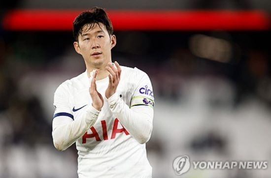 풋볼 인사이더, 팀 토크 등 영국 매체들은 최근 토트넘이 오는 2025년에 끝나는 손흥민 계약서를 1년 더 연장하는 옵션 활성화를 실행했다고 보도했다. 손흥민의 활약상은 현재 프리미어리그 선수들 중 최고지만 연봉은 175억원 안팎으로 리그 31위다. 토트넘 입장에선 손흥민의 가성비 넘치는 활약을 1년 더 활용하게 됐다. 연합뉴스